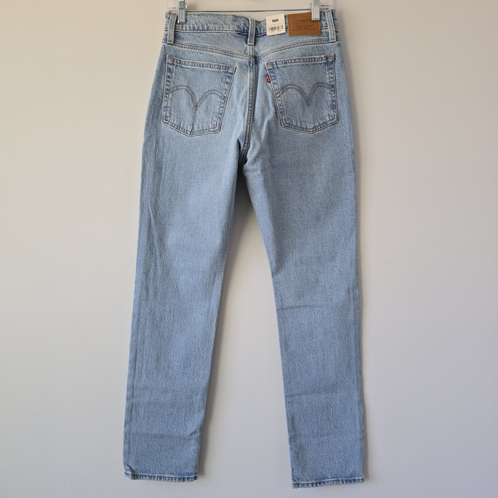 NWT Levi's Premium Wedgie Slim Straight High Rise Jeans 28 Light Wash - Picture 3 of 10